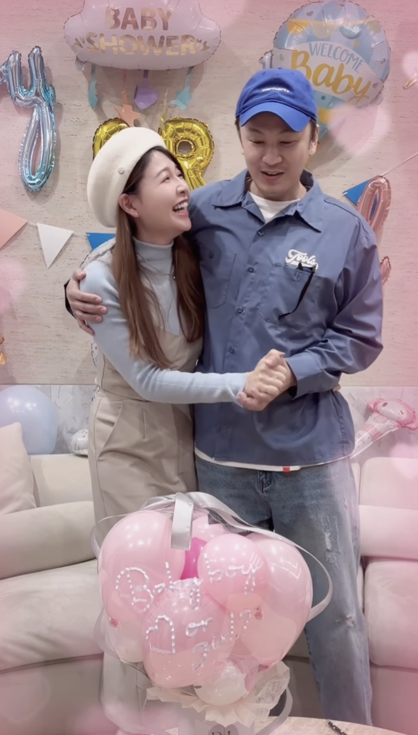 書偉與謝京穎一同揭曉寶寶性別。（圖／翻攝自謝京穎IG）