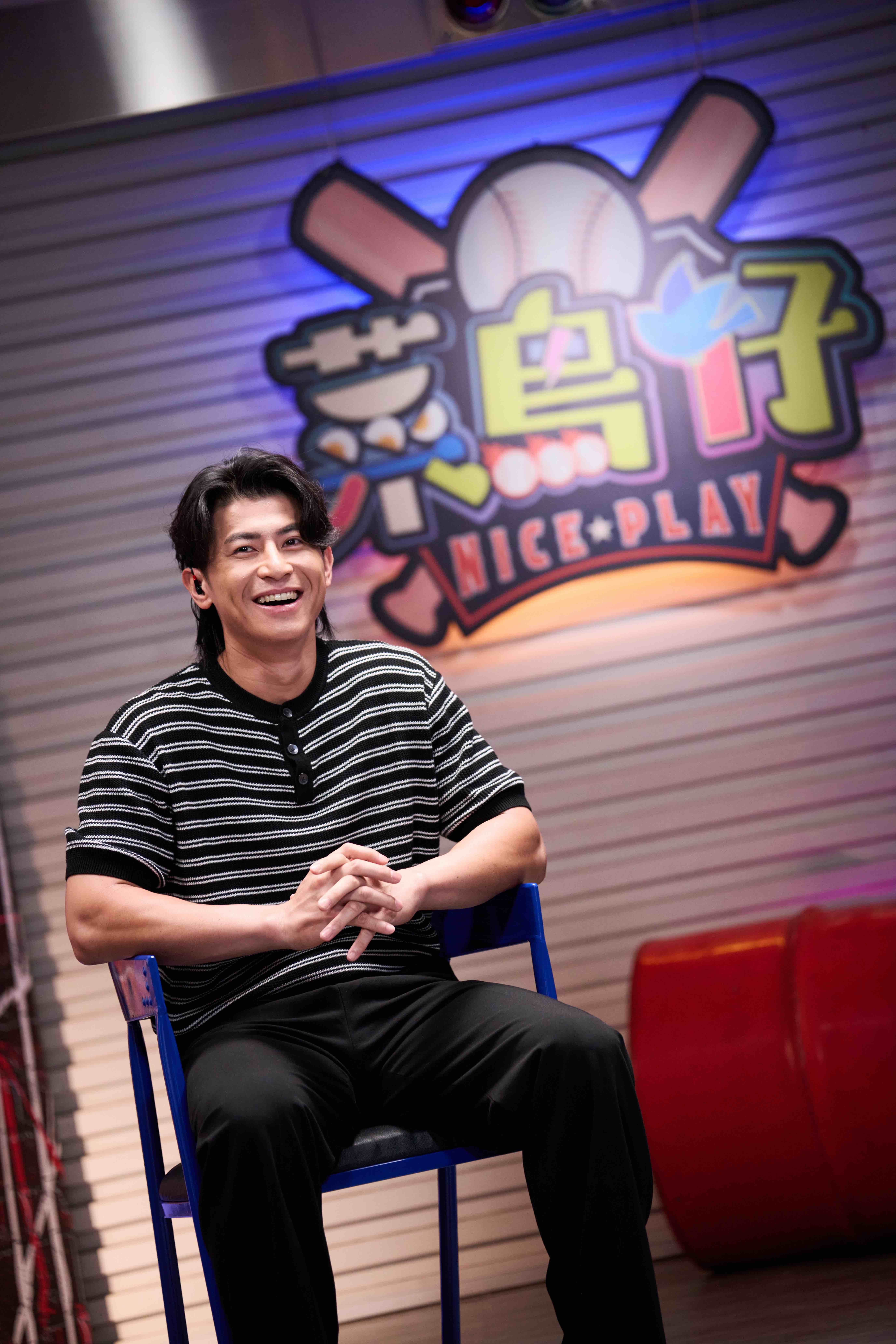 陳傑憲看菜鳥仔們為少棒比賽應援，想起從小追逐棒球夢的過程。（圖／公視台語台提供）