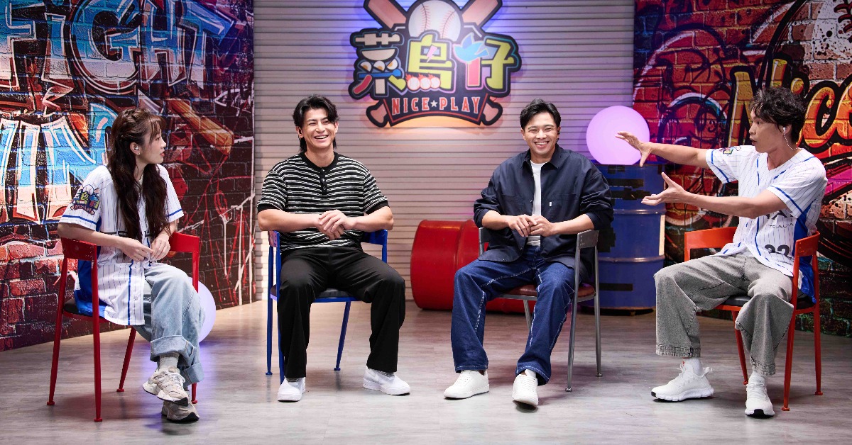 黃鐙輝趁機拜師學藝，向兩位球星學習職棒技巧。（圖／公視台語台提供）