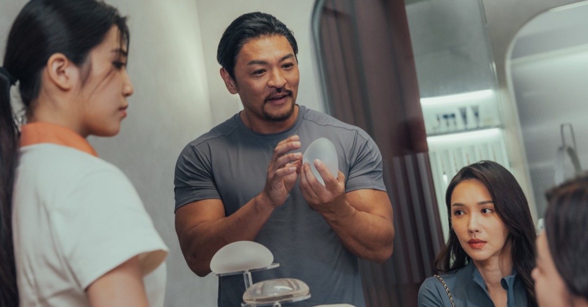 《整形過後》夢多（中）要求另一半徐千京（右）整成自己想要的樣子。（圖／六魚文創提供）