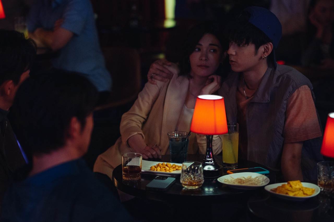 《整形過後》洪暐哲（右）霸氣摟住張榕容（左）宣示主權。（圖／六魚文創提供）