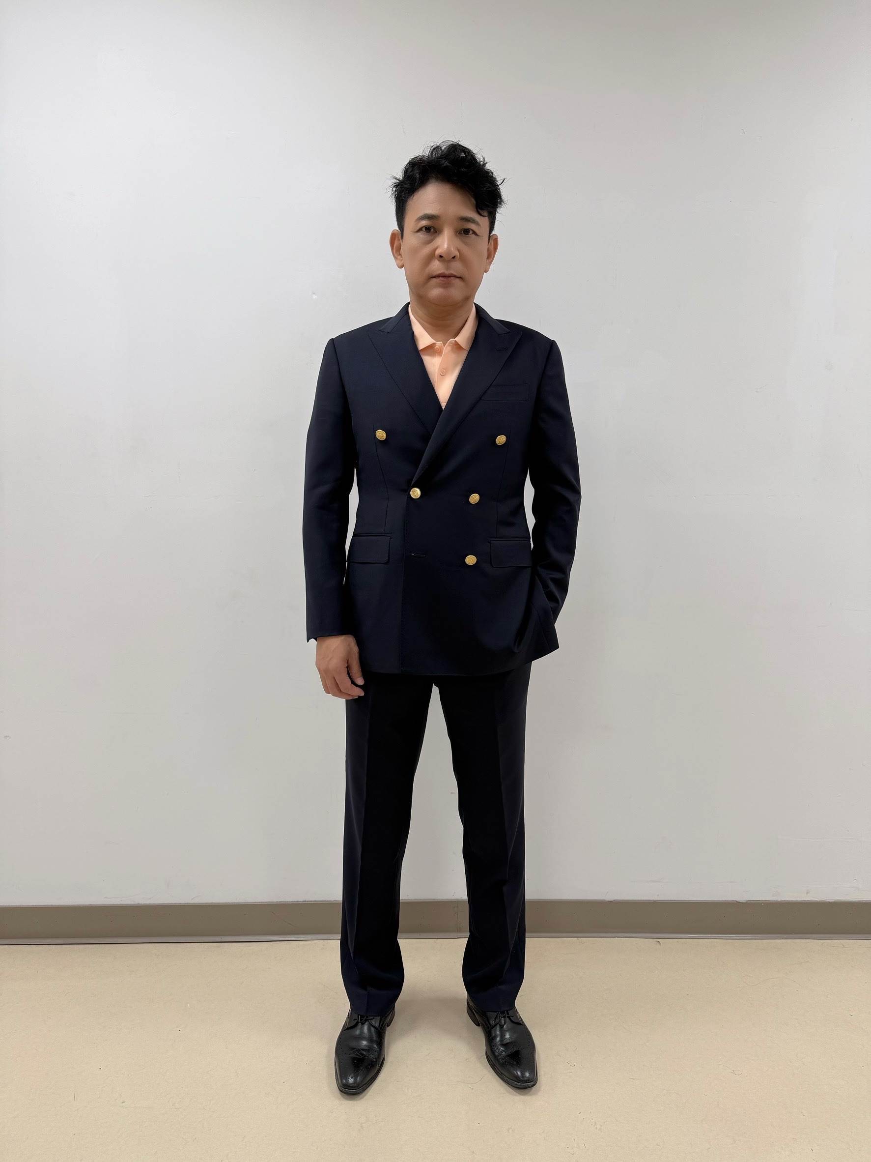 胡鴻達飾演「愛家房屋」邱總邱添財。（圖／民視提供）
