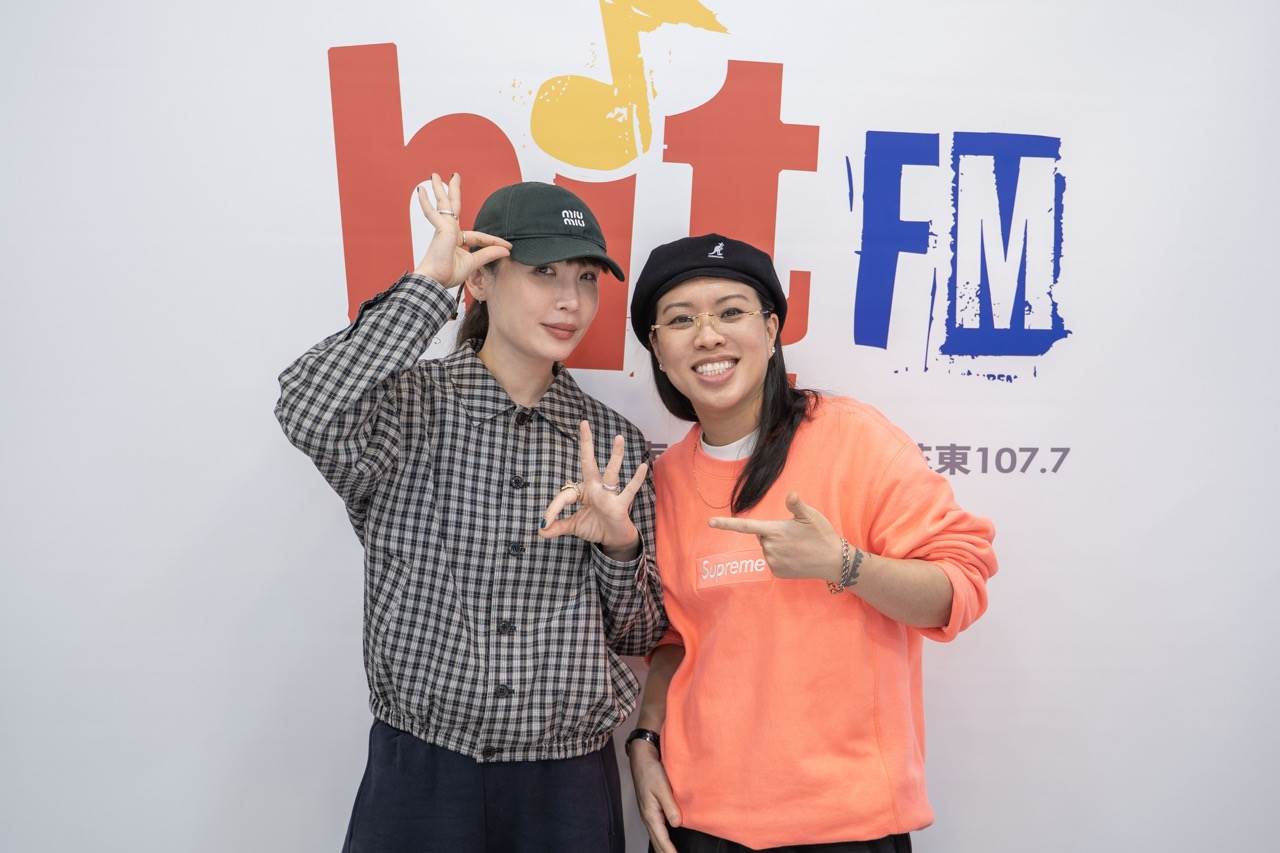 Miss Ko 葛仲珊（右）作客「OH夜DJ」waa魏如萱節目暢聊音樂靈魂糧食。（圖／Hit Fm聯播網提供）