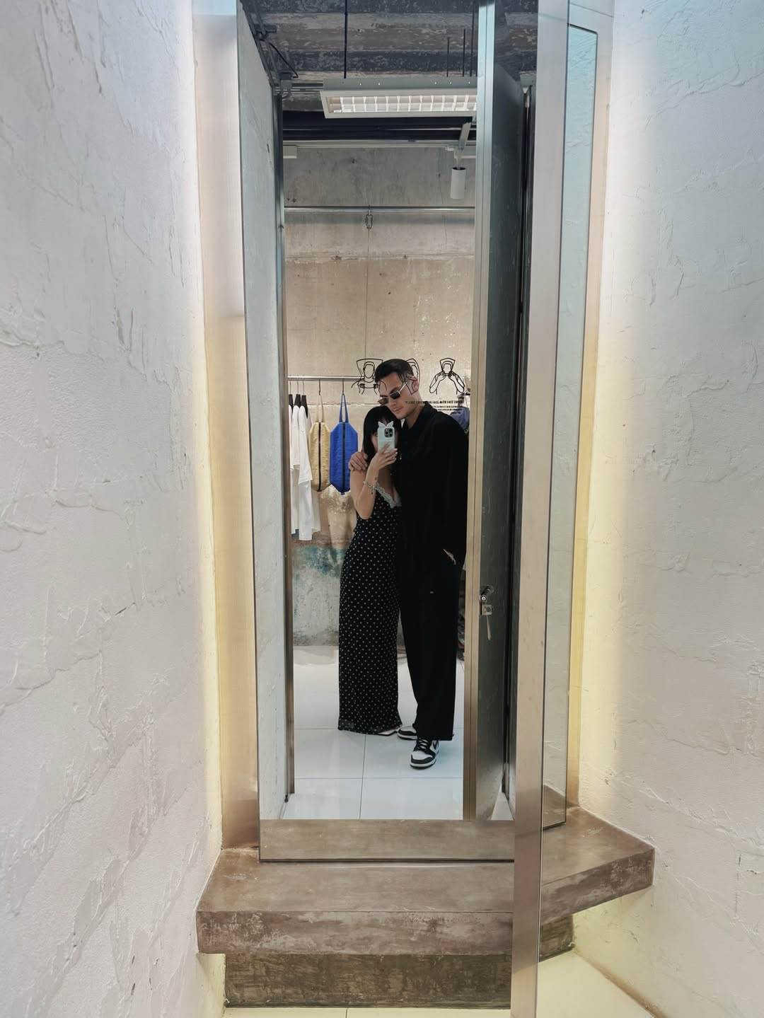 跟陳芳語合照的男子以全黑造型現身，戴著墨鏡、身形高挑，兩人同框形成鮮明卻不突兀的視覺對比。（圖／翻攝自IG@lekimberleyy）