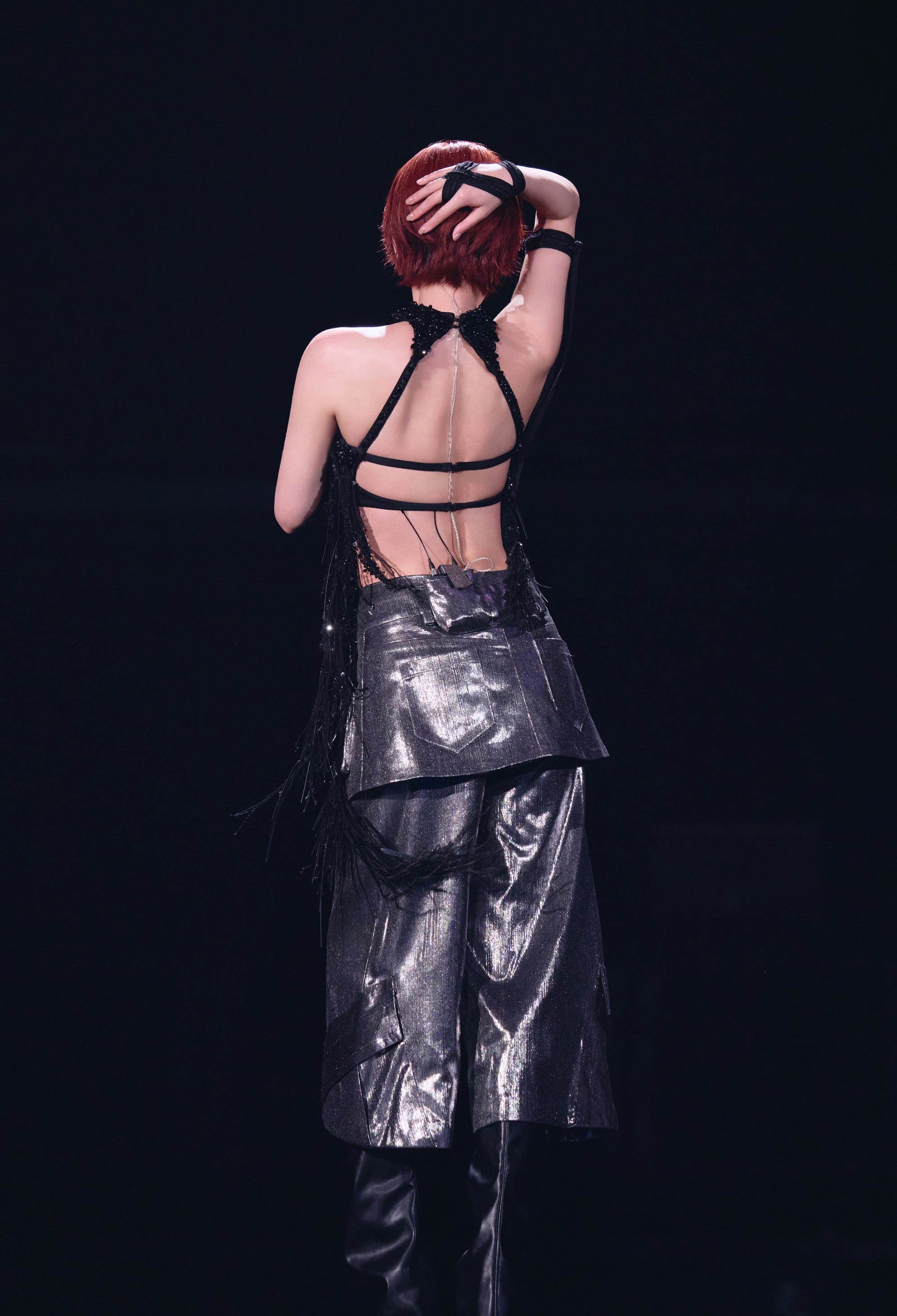 楊丞琳全新巡演《房間裡的大象》造型百變唯美大秀美背。（圖／樹與天空）