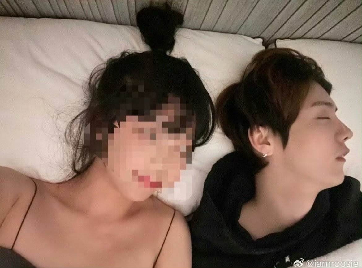 司曉迪公開疑似與鹿晗的床照。（圖／翻攝自司曉迪微博）