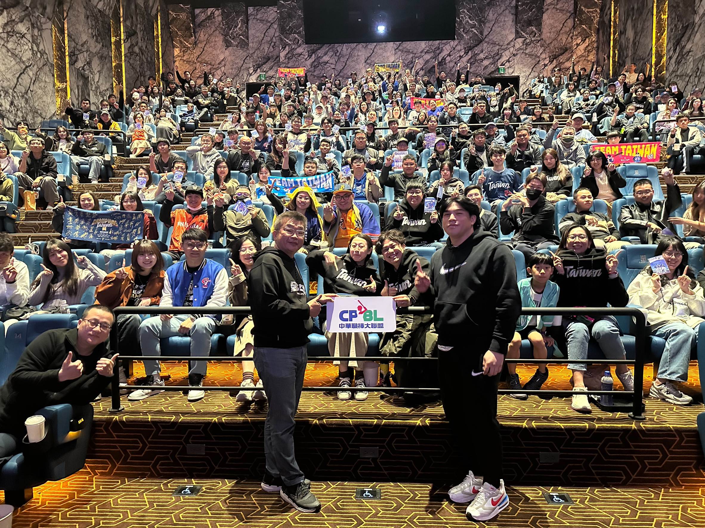 中華職棒會長蔡其昌（左）與中職球星曾頌恩（右）元旦到台中戲院參與映後活動。（圖／牽猴子）