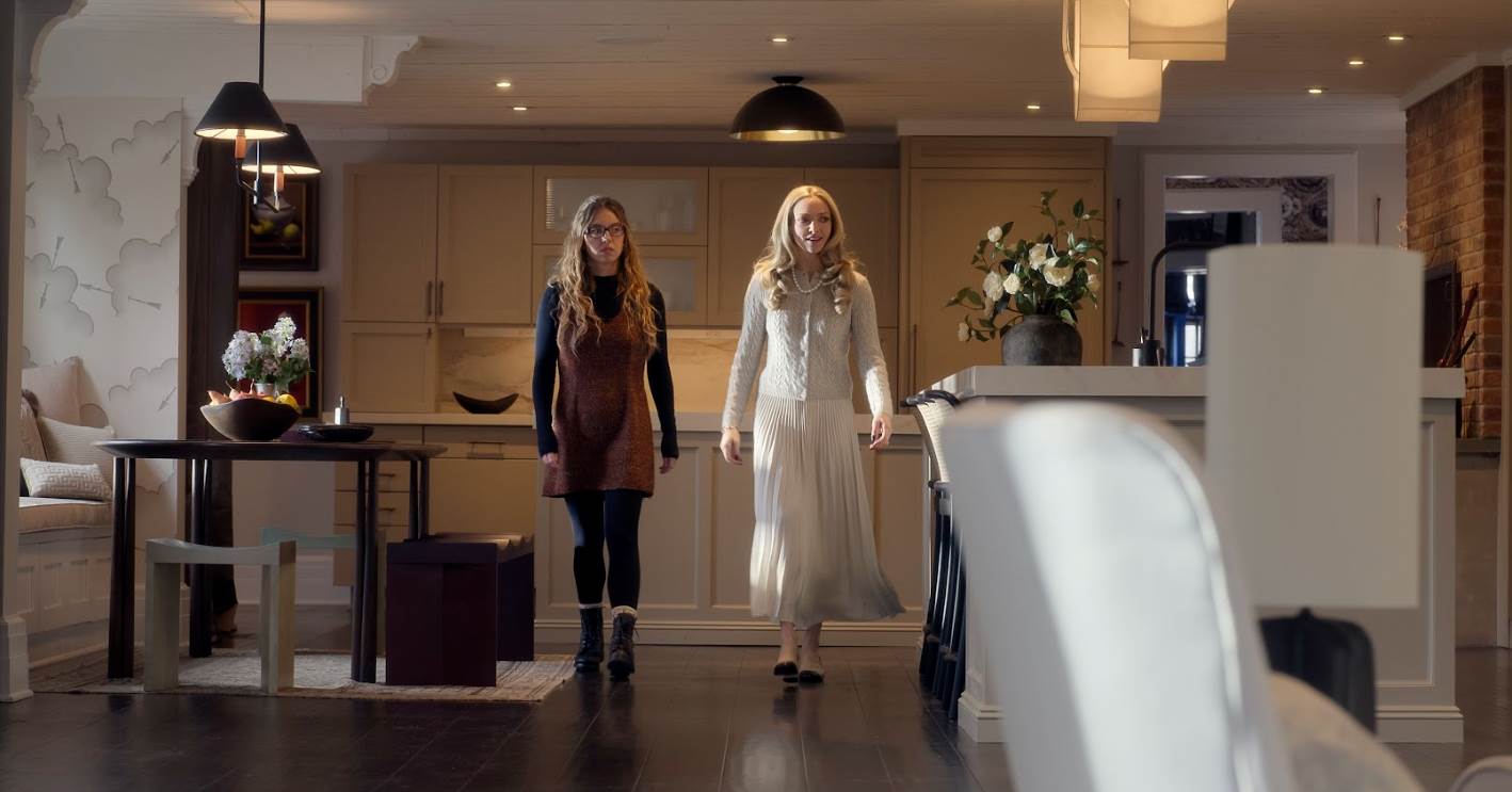 席德妮史威尼（左）、亞曼達賽佛瑞聯合主演《家弒服務》。（圖／車庫娛樂）