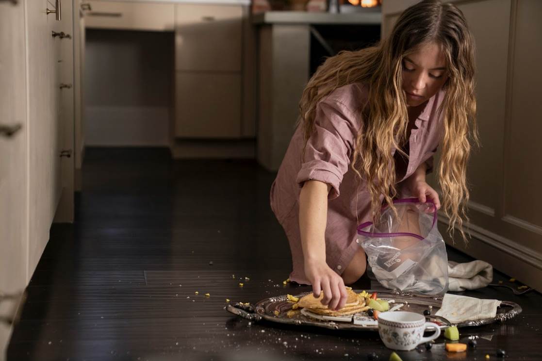 《家弒服務》掀起「砸盤子」熱潮。（圖／車庫娛樂）