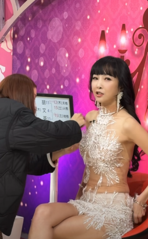 胡文英胸貼外露，被提醒了才及時調整。（圖／翻攝自胡文英臉書）