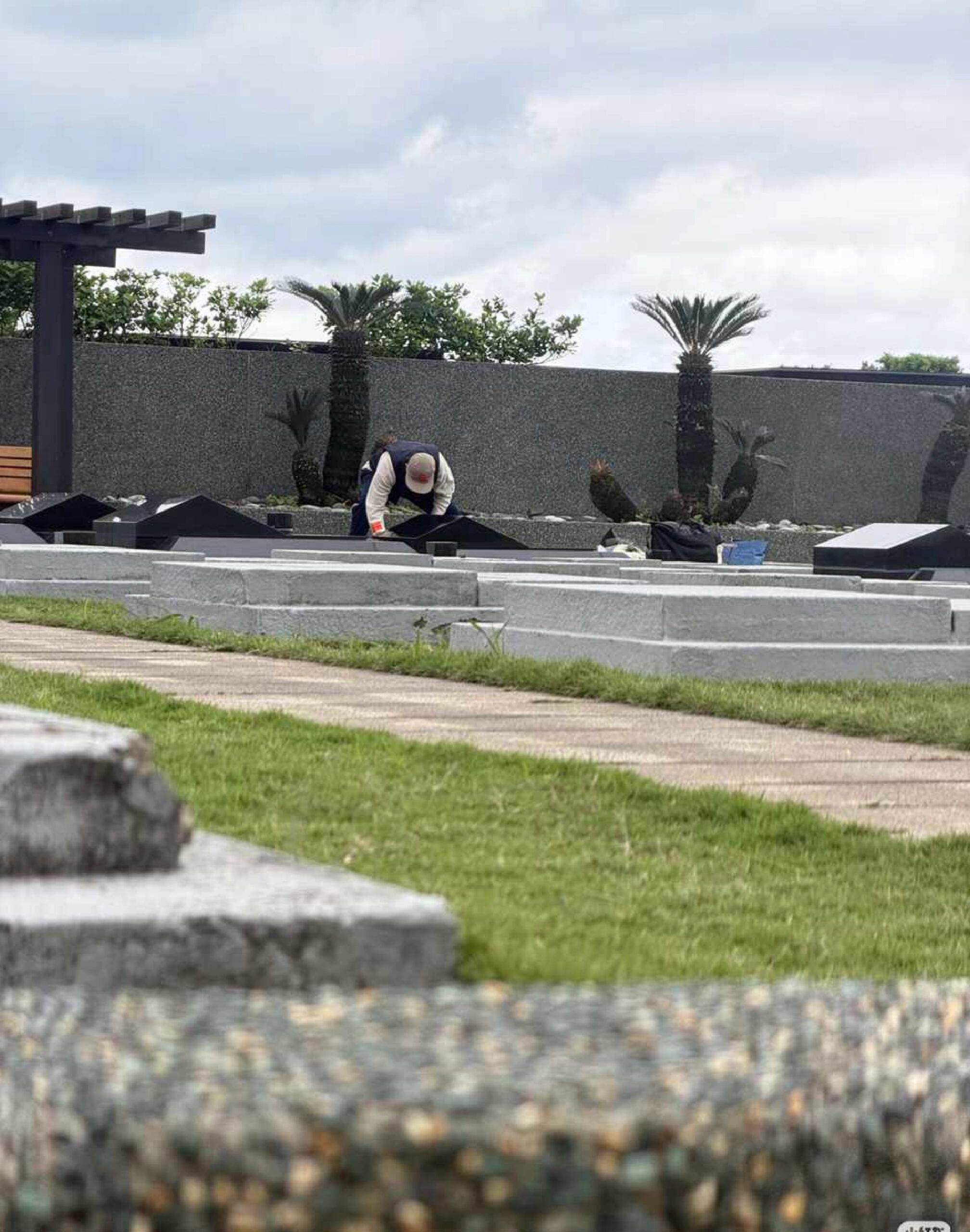 具俊曄新年細心為大S擦拭墓碑。（圖／翻攝自微博）