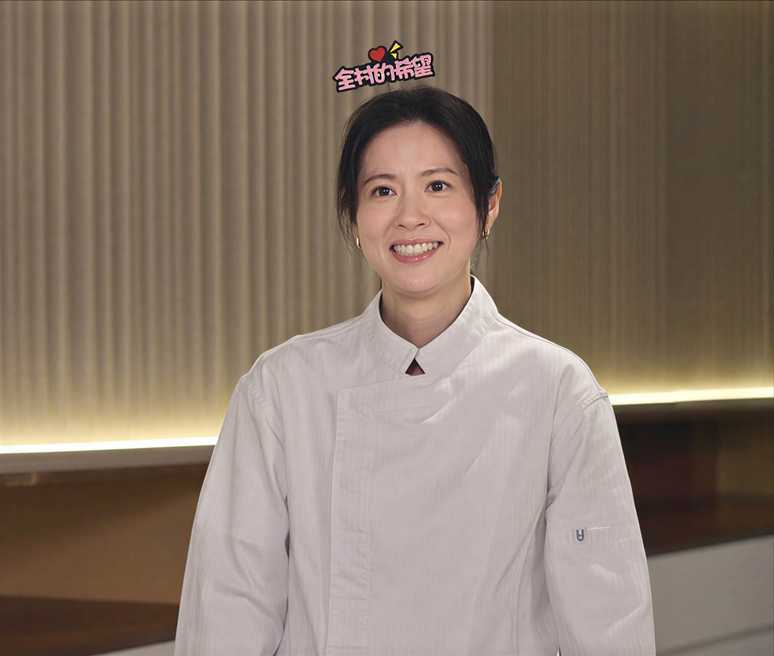 林予晞戴上梳化組送給她的「全村的希望」髮夾，既幽默又可愛。（圖／華視提供）