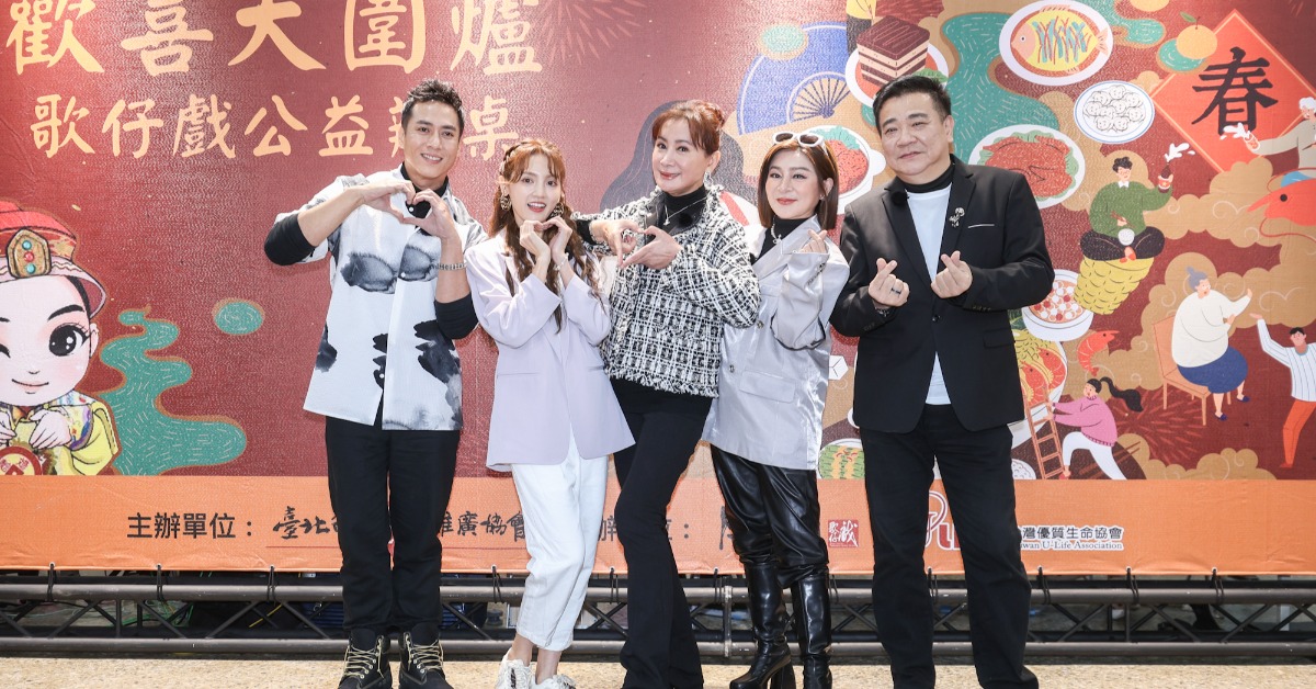 陳亞蘭（中）製作歌仔戲實境綜藝《女俠俱樂部》開鏡，集結莊凱勛（左起）謝雨芝、王彩樺、白雲參與。（圖／尊鵬國際有限公司提供）