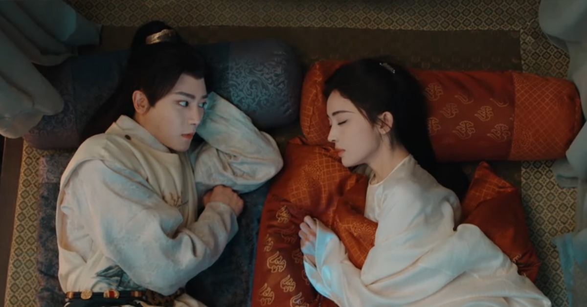 侯明昊(左)與古力娜扎同床共枕。（圖／iQIYI愛奇藝國際版提供）