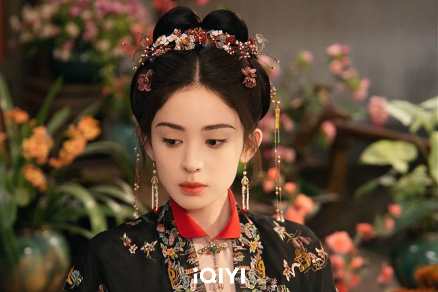 古力娜扎在《玉骨茶茗》中飾演名門千金「榮善寶」。（圖／iQIYI愛奇藝國際版提供）