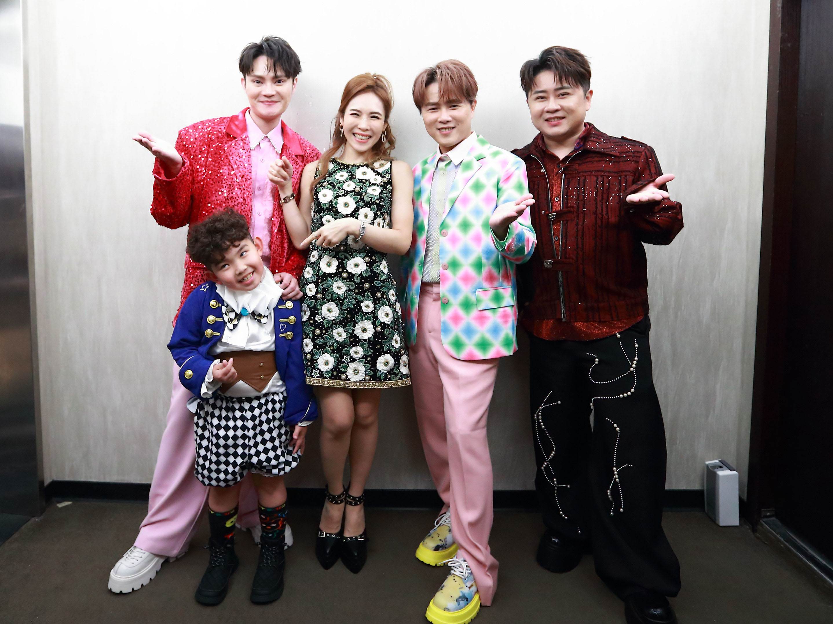 吳申梅與曾宥嘉、林孟宗、陳孟賢、陳昭瑋接力演出。（喜上梅梢娛樂提供）