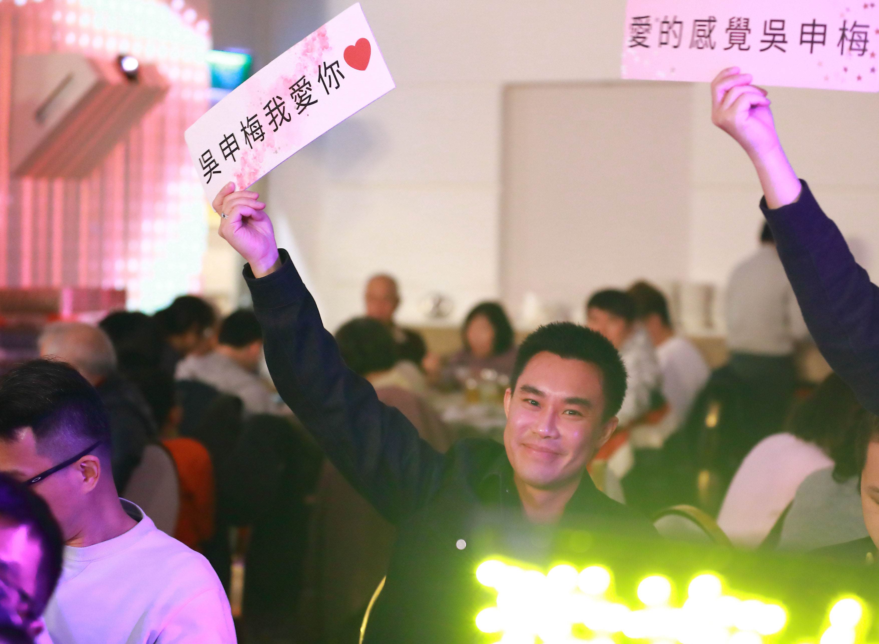 吳申梅<a href='https://star.ebc.net.tw/search/tags/香港/' target='_blank'>香港</a>老公<a href='https://star.ebc.net.tw/search/tags/Eric/' target='_blank'>Eric</a>現身力挺。（喜上梅梢娛樂提供）