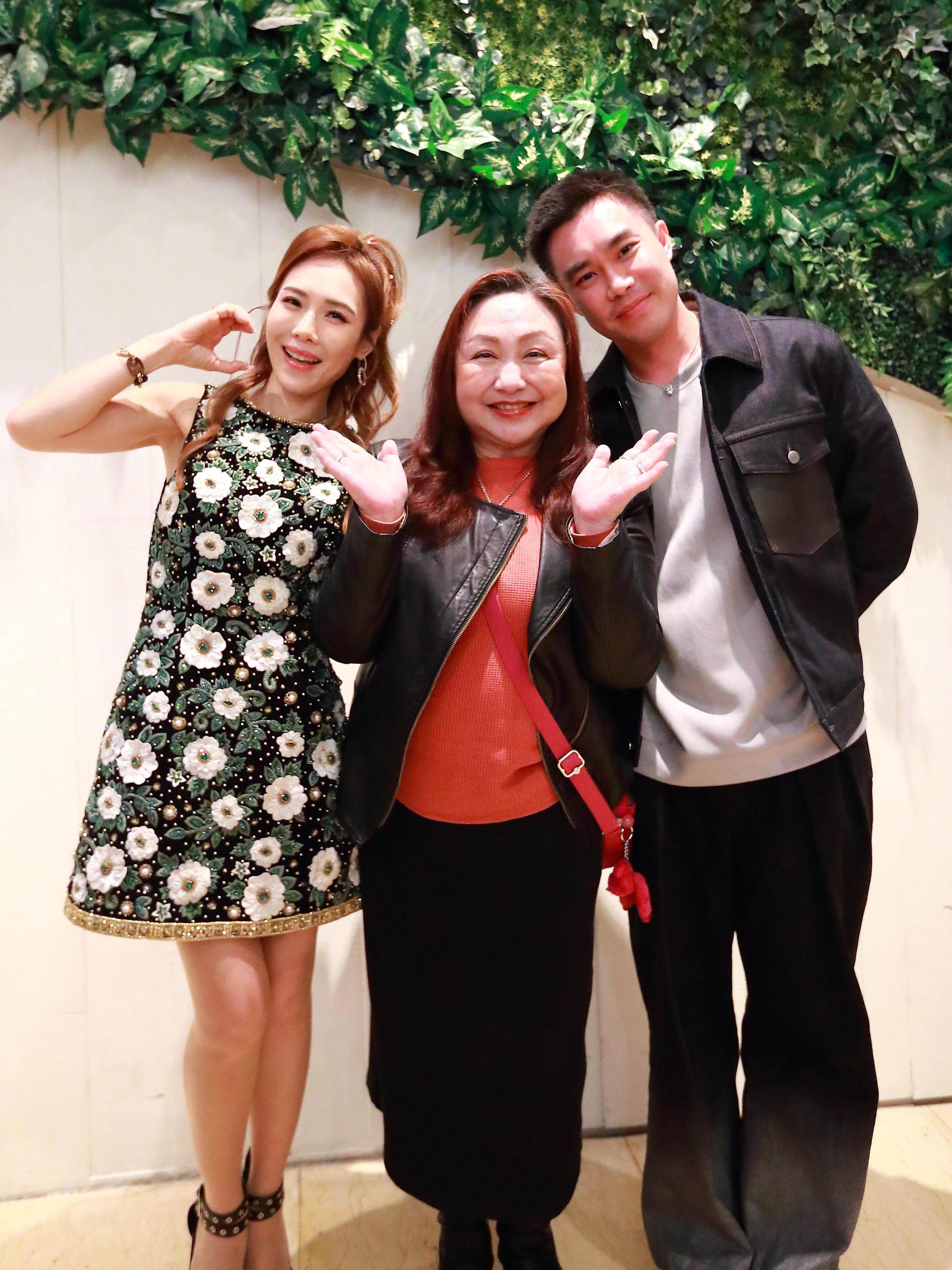 吳申梅與香港老公Eric及鄭怡合照。（喜上梅梢娛樂提供）