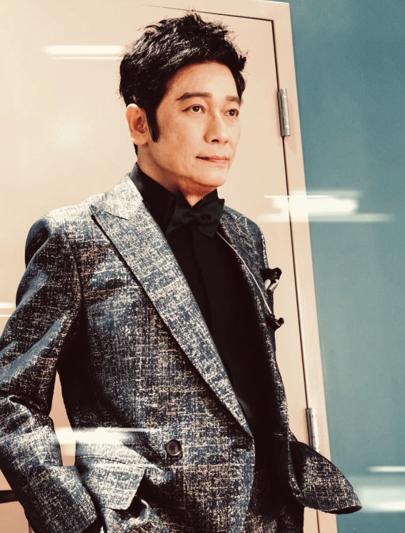 羅嘉良當時抱病上台，仍完成7首經典歌曲。（圖／翻攝自@洋蔥小紅書）