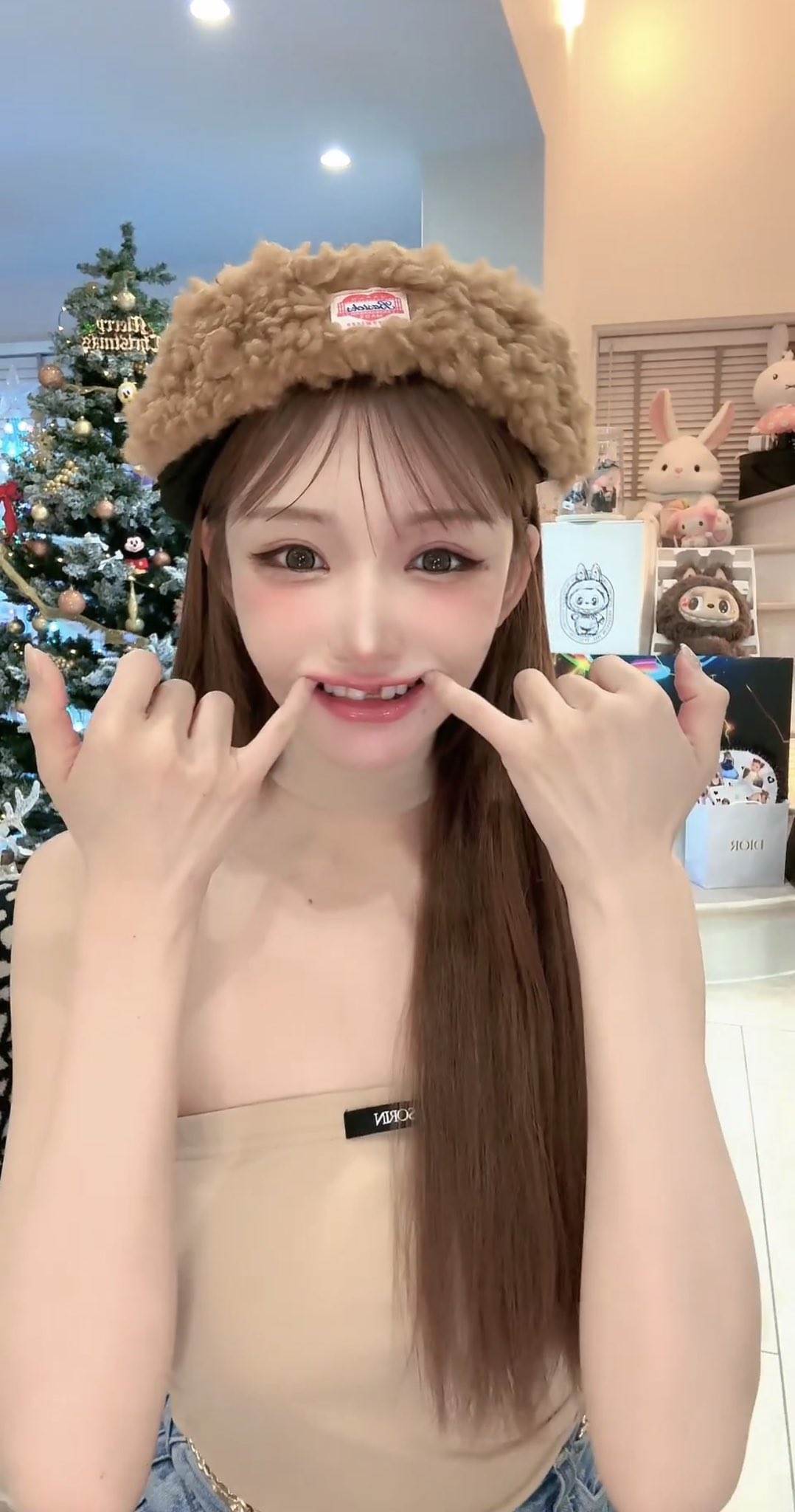 明日花綺羅元旦自曝少了一顆門牙。（圖／翻攝自明日花綺羅X）