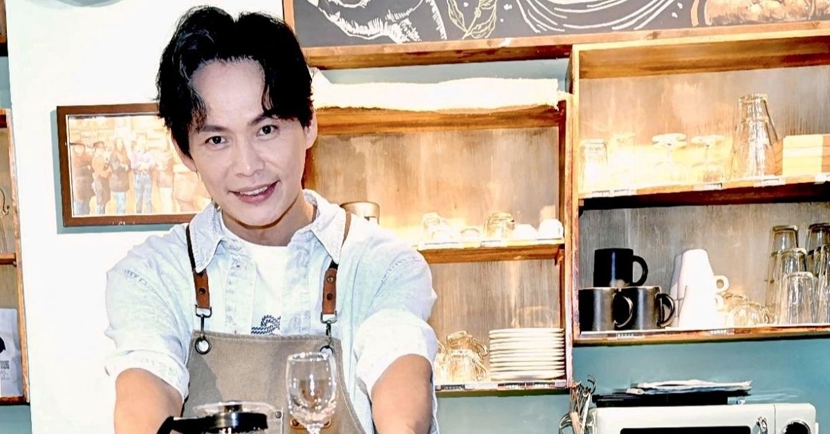 黃鐙輝至庇護咖啡館體驗手沖咖啡。（圖／華視提供）