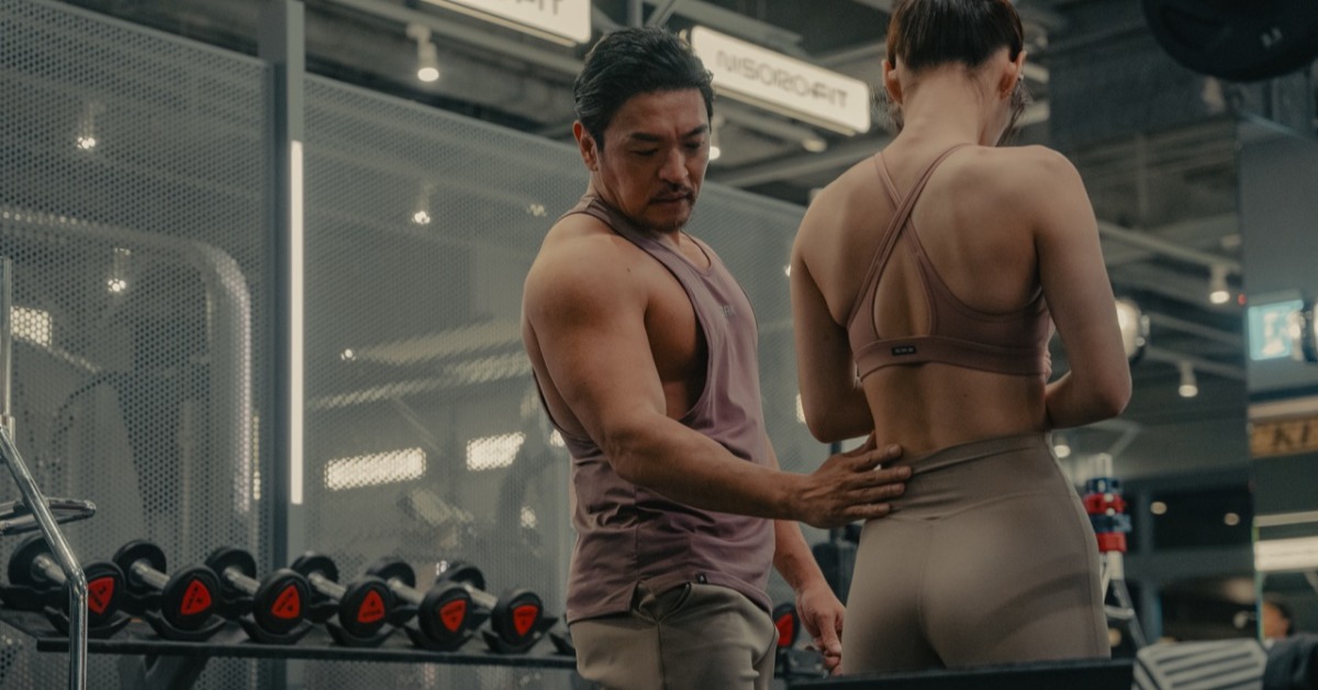 《整形過後》夢多（左）無視伴侶徐千京（右）要求只顧自己，他笑說自戀模樣是本次演技最大挑戰。（圖／六魚文創提供）