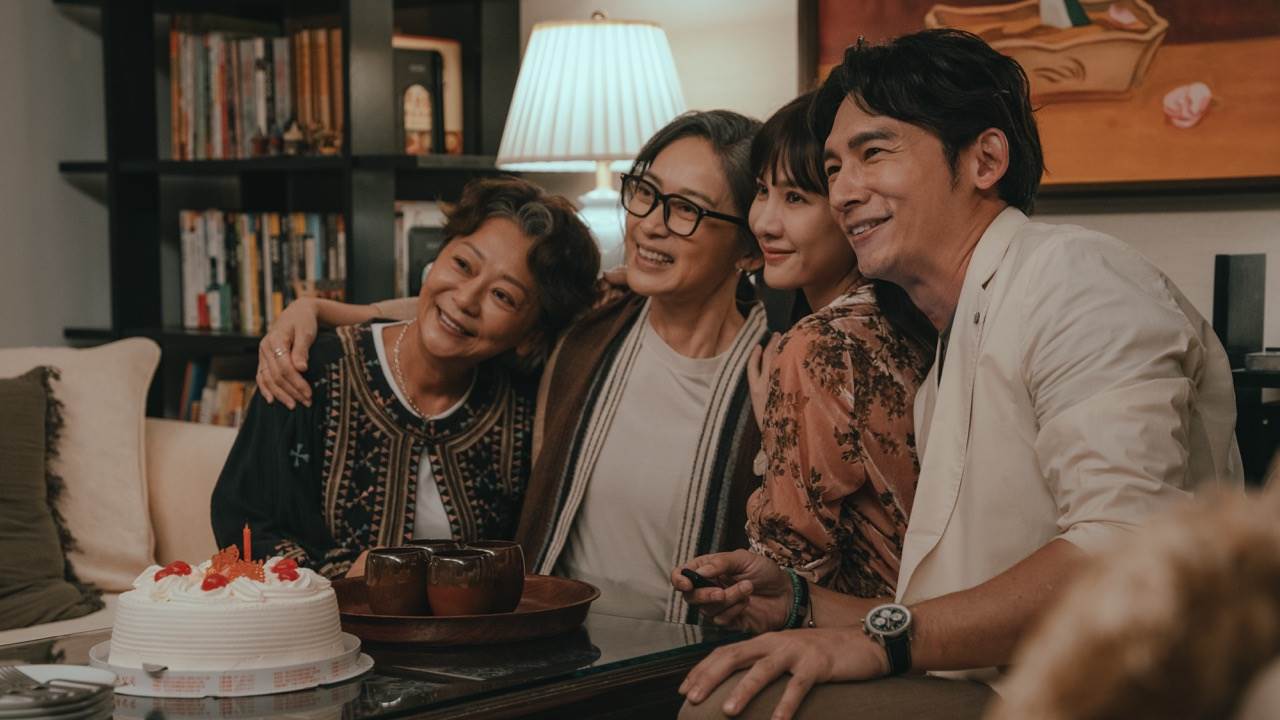 《整形過後》劉瑞琪（左2）晚年冒險性別重置，把歉意藏進笑容：這是留給女兒安心亞（右2）的愛。（圖／六魚文創提供）