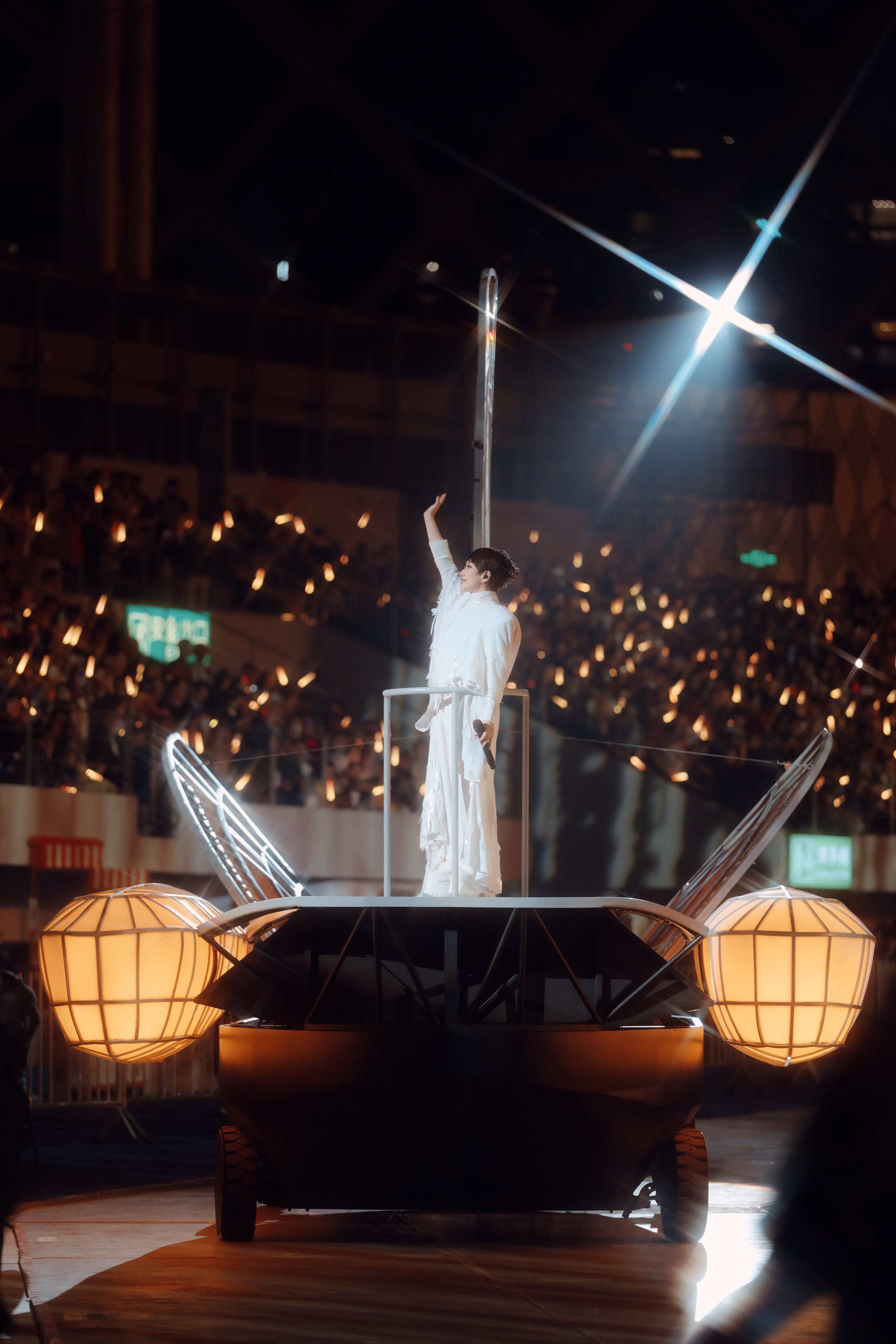 林憶蓮乘坐花車飛船環場。（圖／索尼音樂提供）