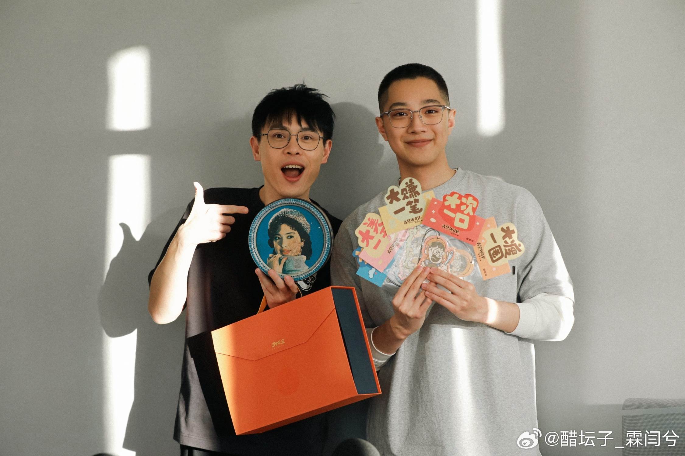 賴冠霖（右）與先前在男團的造型相差許多。（圖／翻攝自微博）