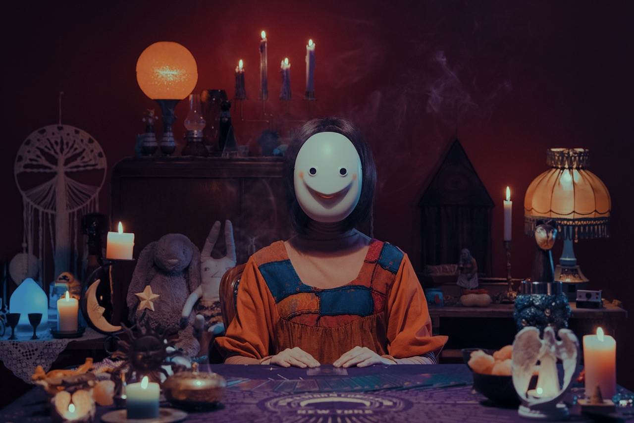 神秘預言家「巴巴女巫」。（圖／Netflix提供）