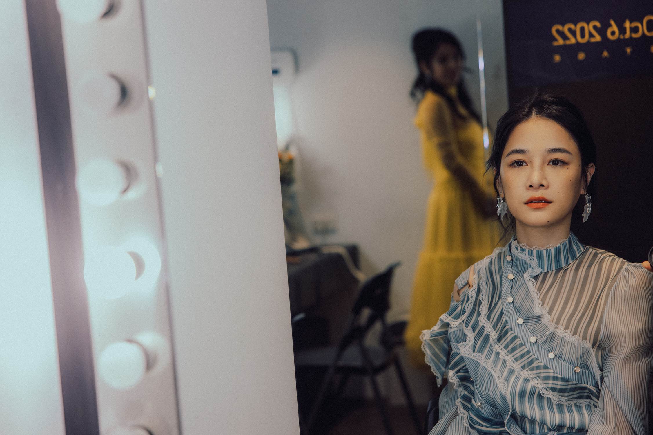 百萬網紅出演Netflix《百萬人推理》，「千千」變「萬萬」吃播兼辦案。（圖／Netflix提供）