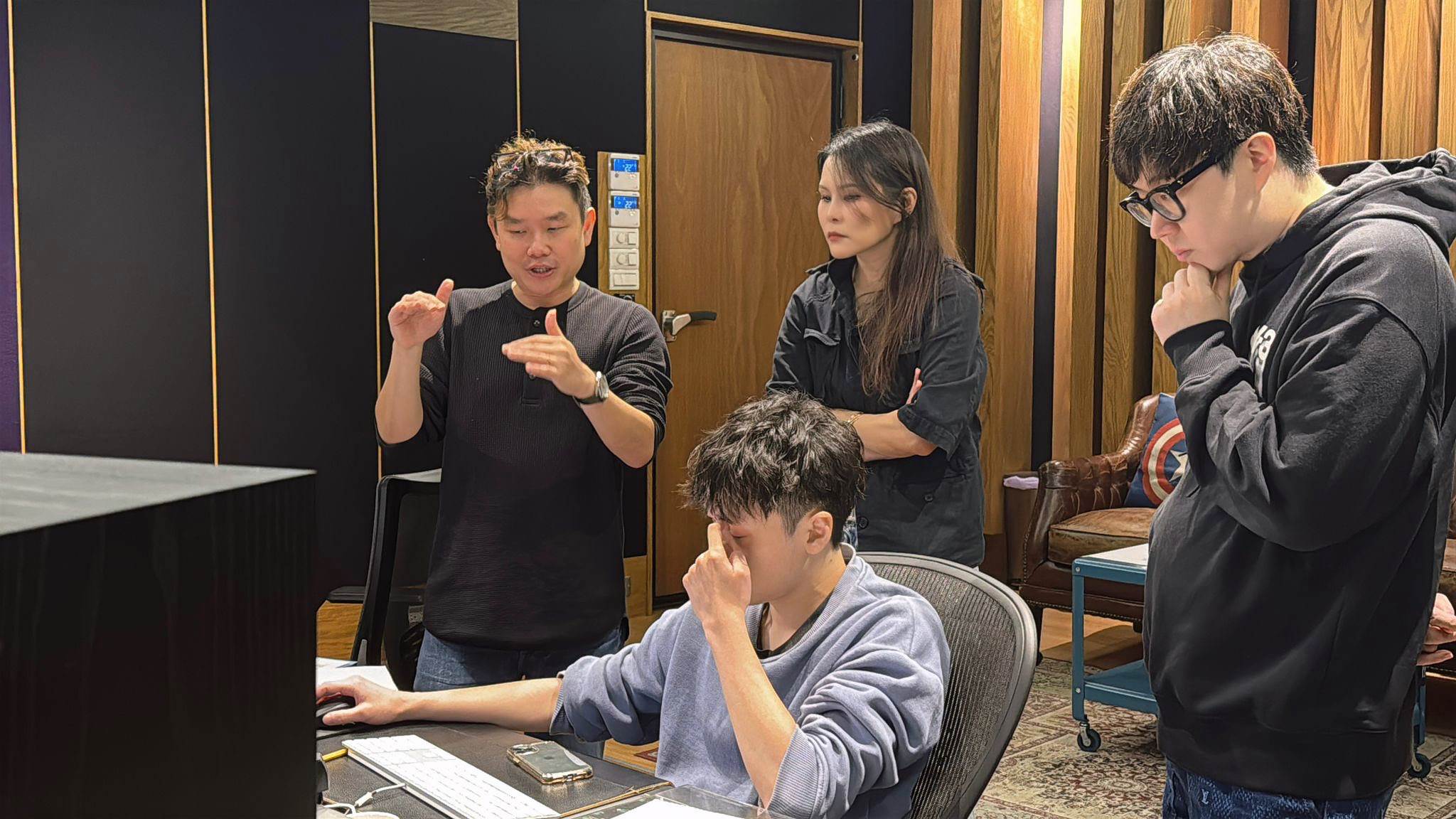 周蕙（右二）擔任新專輯監製。（圖／群石國際提供）