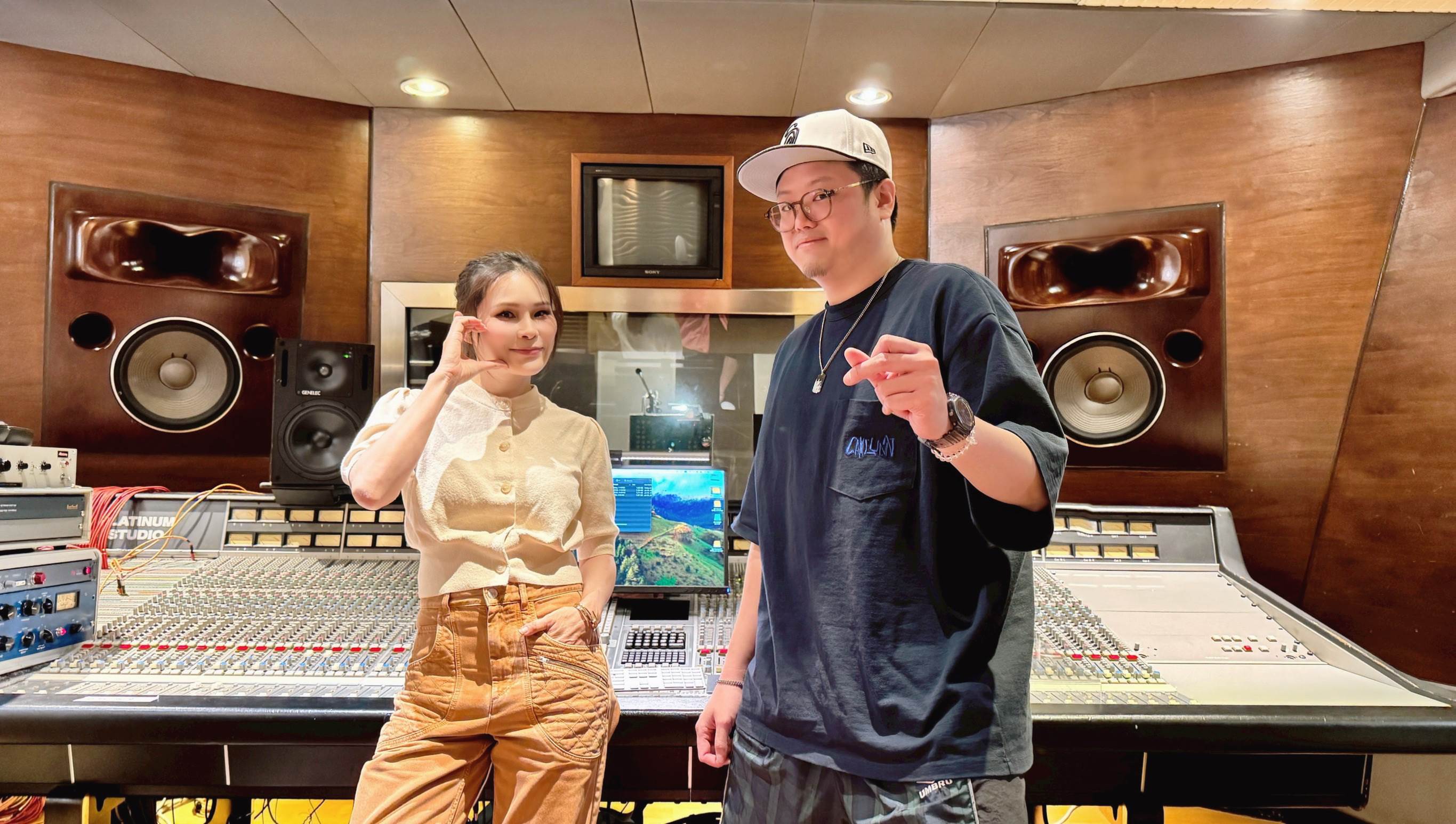 周蕙（左）邀請冰球樂團主唱王（右）合作。（圖／群石國際提供）2