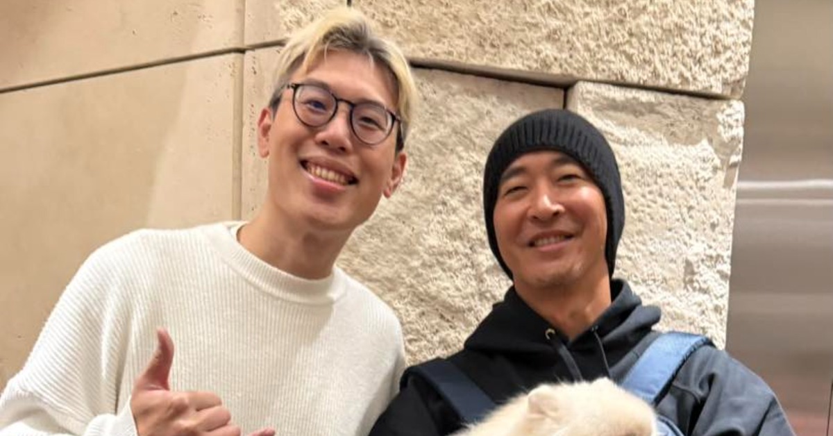 黃立行跨年夜被知名DJ馬克巧遇，其背包背狗的裝束成為網友熱議重點。（圖／翻攝臉書@歐馬克）