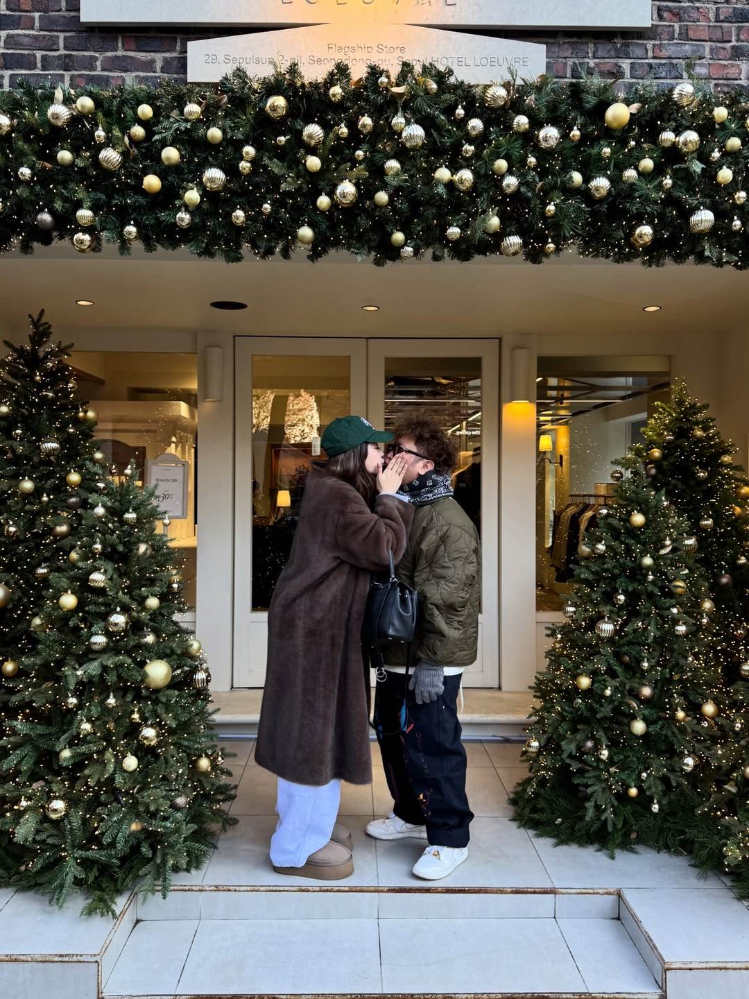 依依、納豆熱吻放閃。（圖／翻攝自依依Instagram）