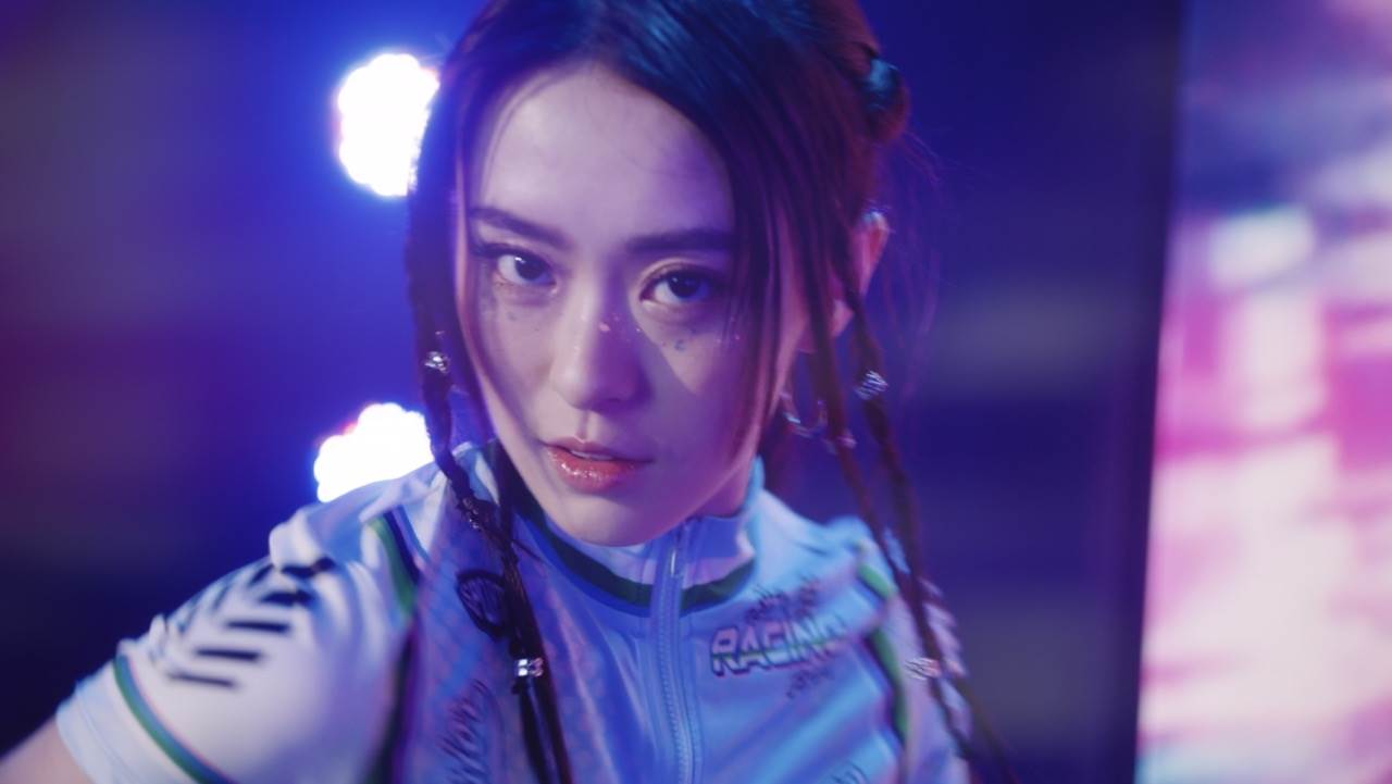 邱偲琹在劇中飾演被威脅的女偶像。（圖／樂波時代提供）