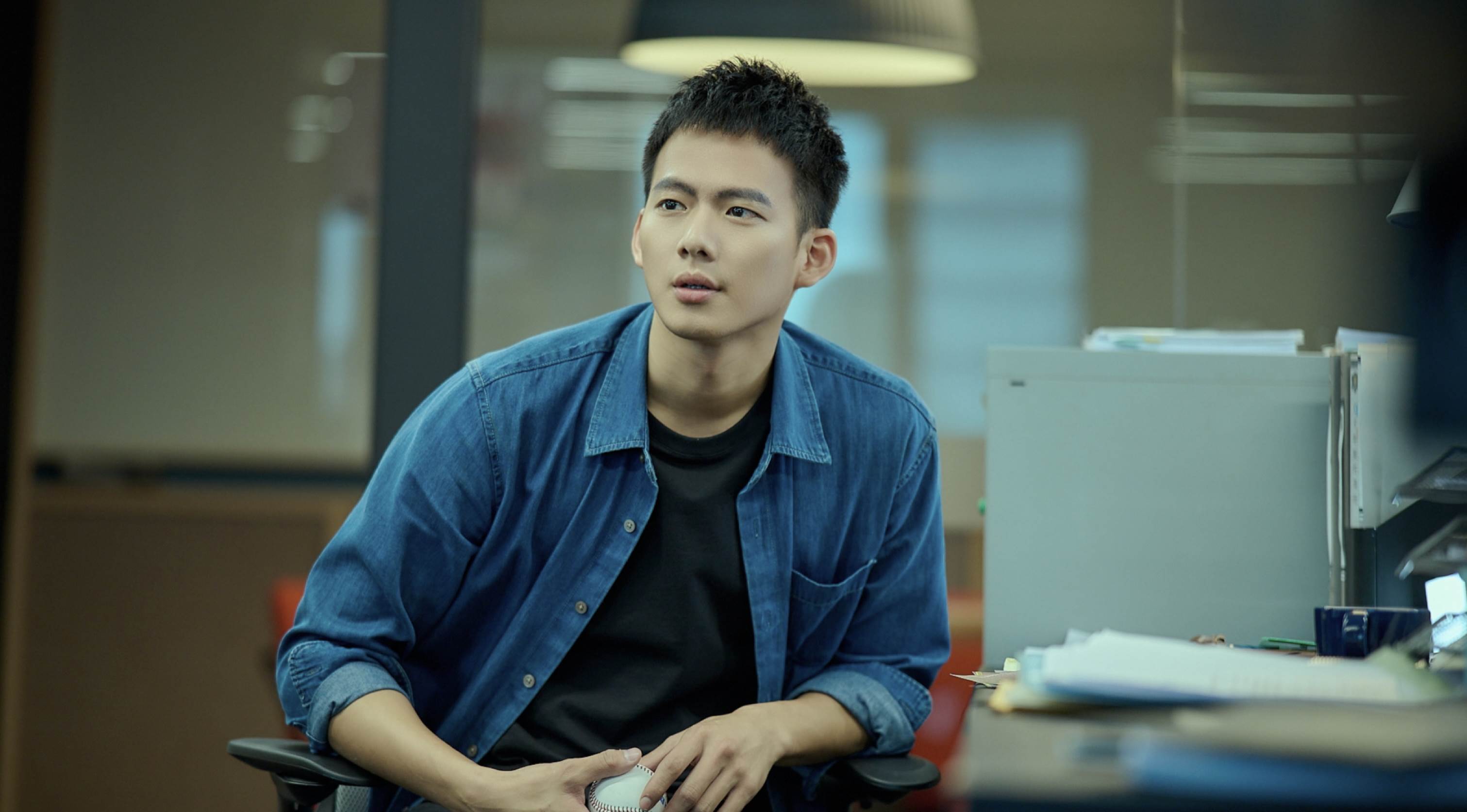 吳念軒帥氣警探登場。（圖／樂波時代提供）