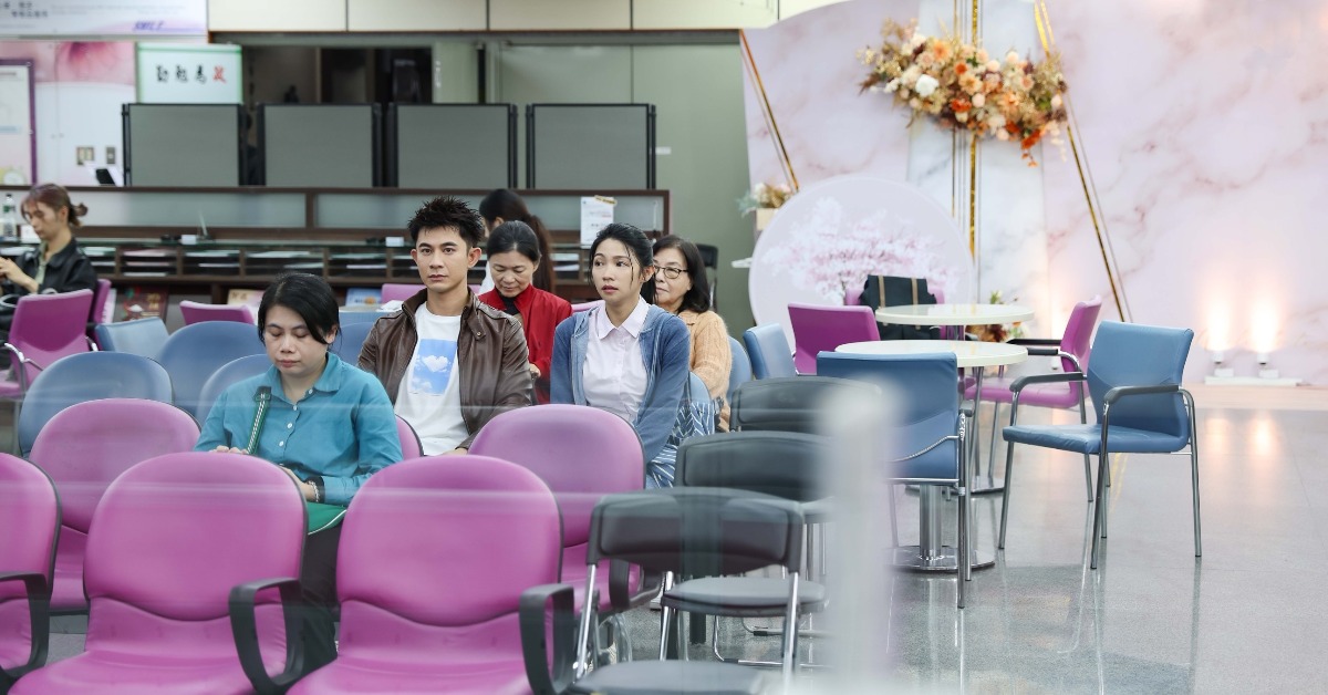 曾子益與曾智希在《豆腐媽媽》中，兩人在低谷中互相取暖。（圖／民視提供）