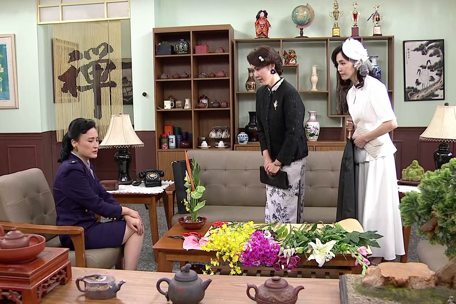 黃瑄(中)為了店內生意和貴夫人鞠躬陪笑。（圖／台視提供）