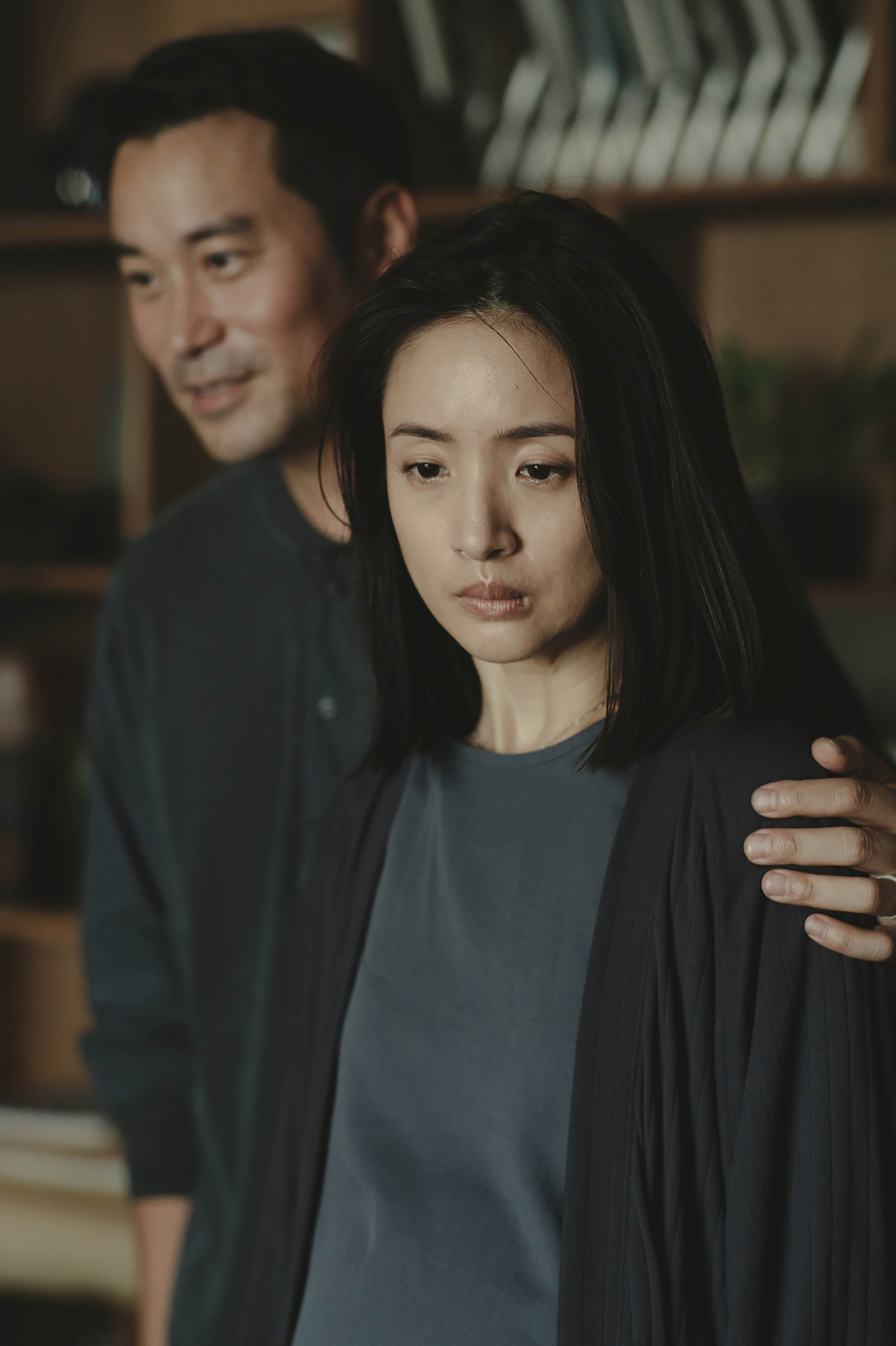 《深度安靜》林依晨（前）片中深愛著<a href='https://star.ebc.net.tw/search/tags/張孝全/' target='_blank'>張孝全</a>，卻選擇將心中祕密封存，成為她演藝生涯中極具壓力的代表性演出之一。（圖／風起娛樂提供）