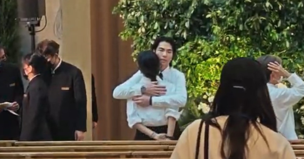 蕭敬騰緊擁林有慧，安定她的情緒。（圖／東森新聞）