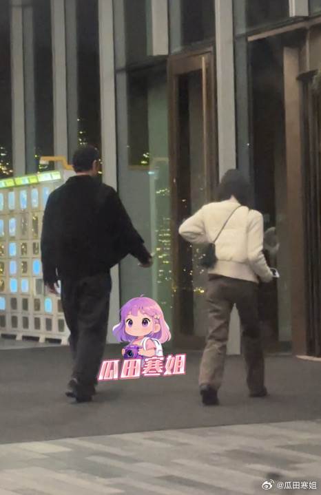 阮經天與女友出入飯店被拍。（圖／翻攝自微博）