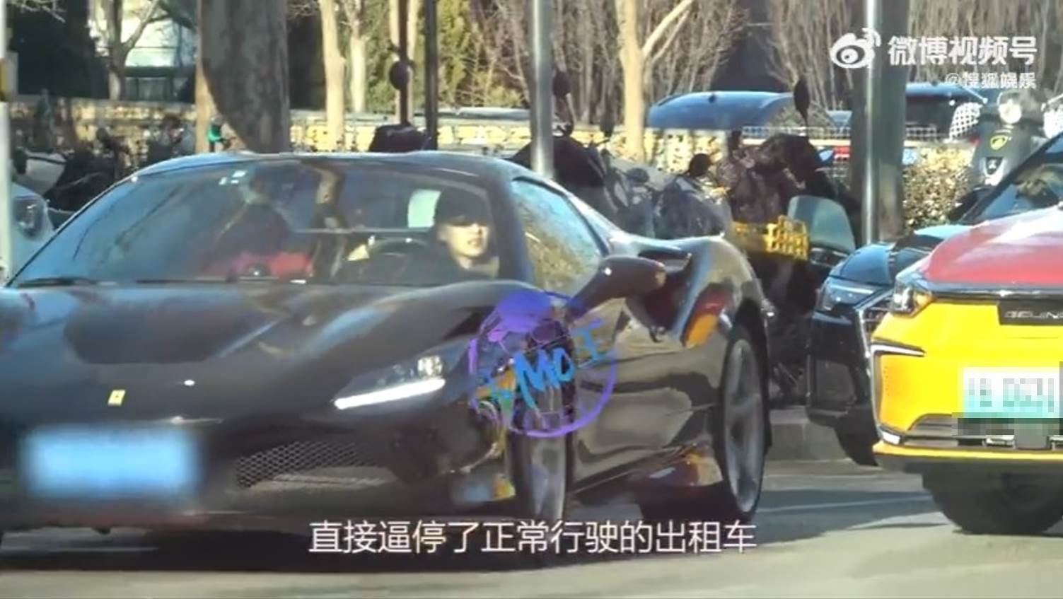 孫怡逼停一輛直行計程車。（圖／翻攝自微博）