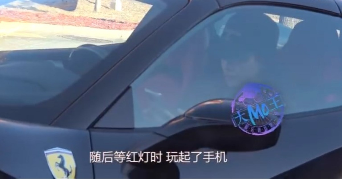 孫怡等紅燈時使用手機。（圖／翻攝自微博）