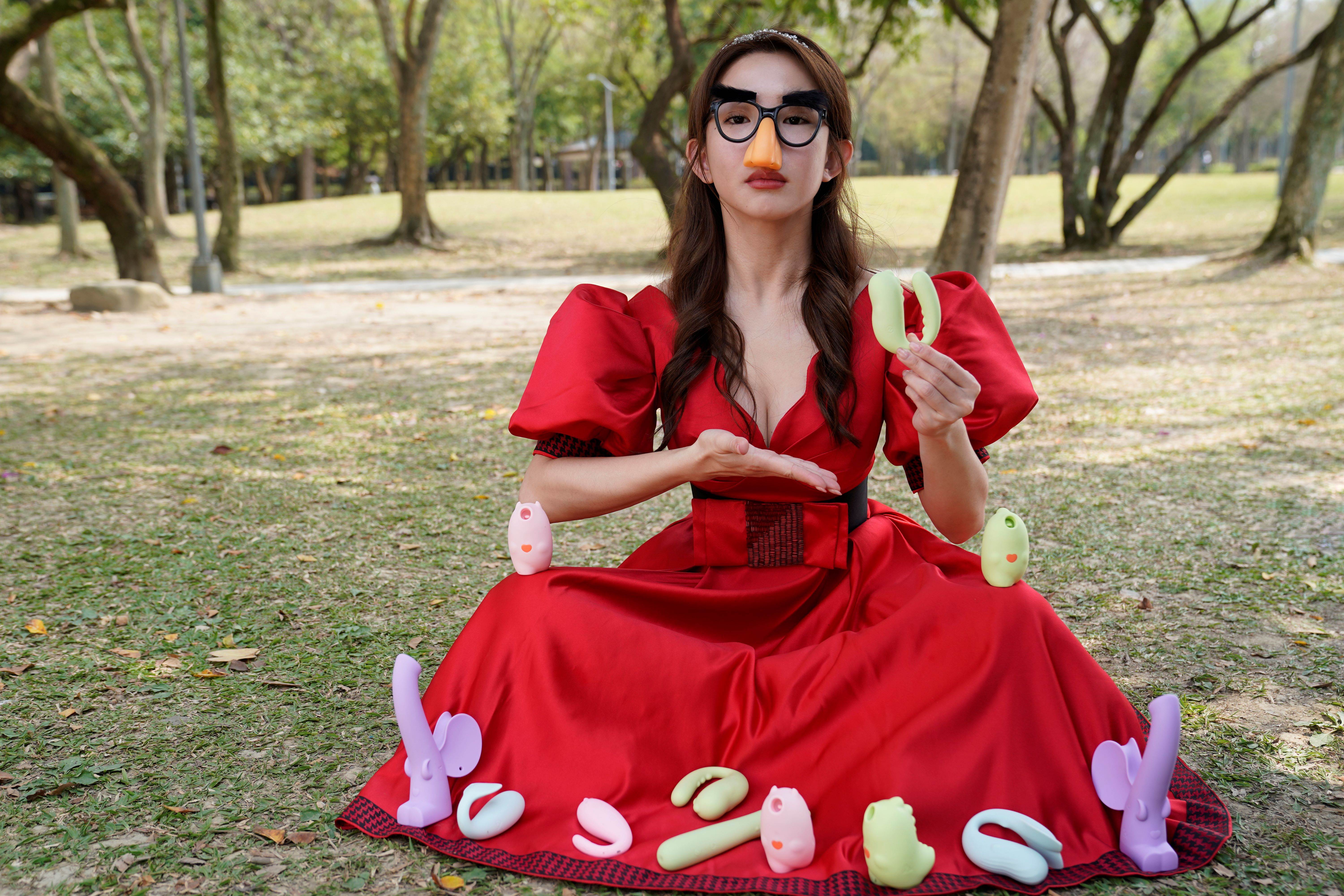 何百芮在戲中代言情趣商品 ，瑤瑤苦喊「我胯下很閒嗎？」 （圖／彼此影業 提供)）