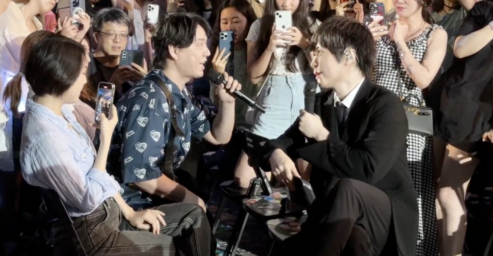 蕭煌奇身旁女方當時細心為他紀錄。（圖／相信音樂提供）