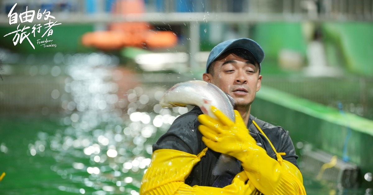 融融挑戰帝王鮭捕撈體驗，麥克風竟掉進青蛙裝內。（圖／八大提供）
