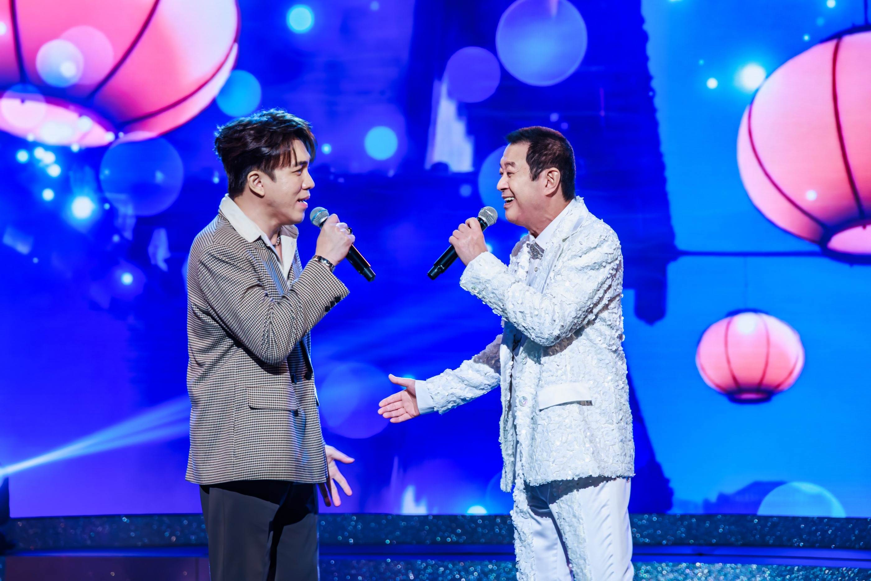 蔡小虎(右)與<a href='https://star.ebc.net.tw/search/tags/許志豪/' target='_blank'>許志豪</a>合唱〈心借過〉。(圖／中視提供)