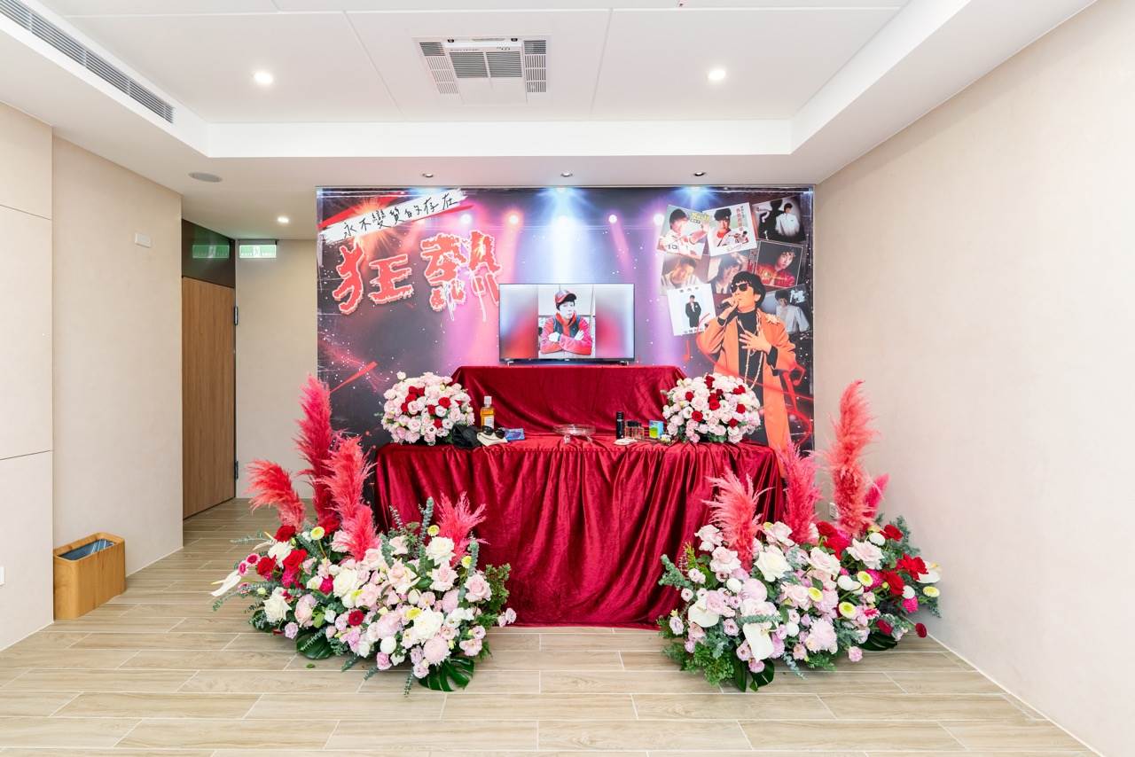 曹西平靈堂視覺內容採用生前高度情緒張力的作品名稱。（圖／冬瓜行旅提供）