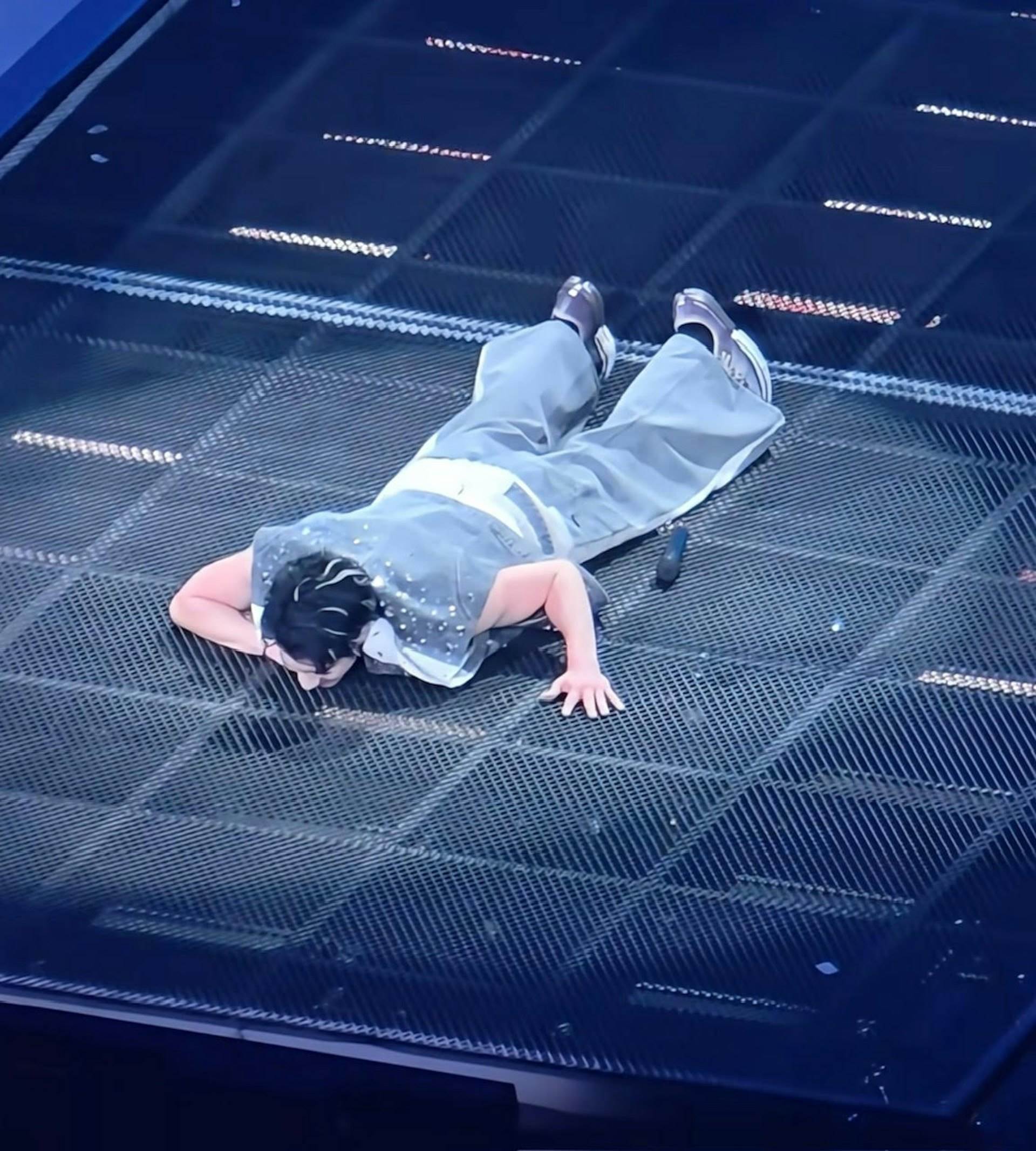 王力宏項鍊卡在地板縫隙。（圖／翻攝自小紅書）